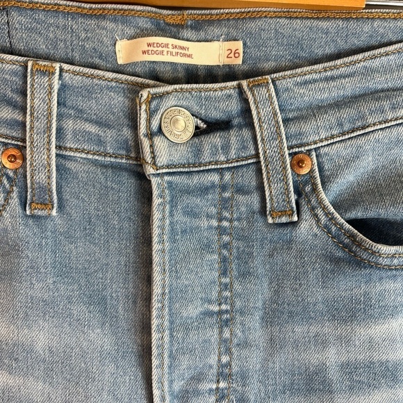 Levi's wedgie Skinny jeans with busted knee light wash Size 26 Button Fly - Picture 3 of 12